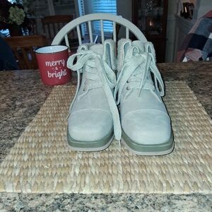 Arrovani Women's Cream Suede Boots Size 8